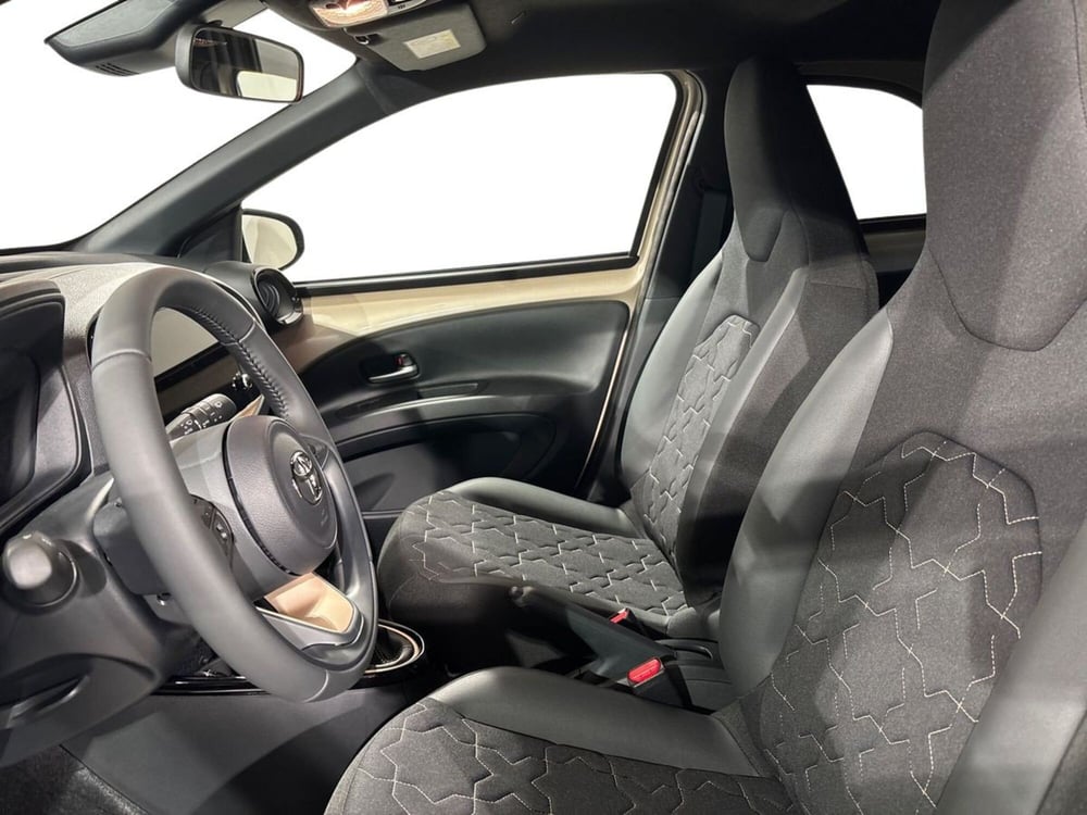 Toyota Aygo X nuova a Lecco (10)