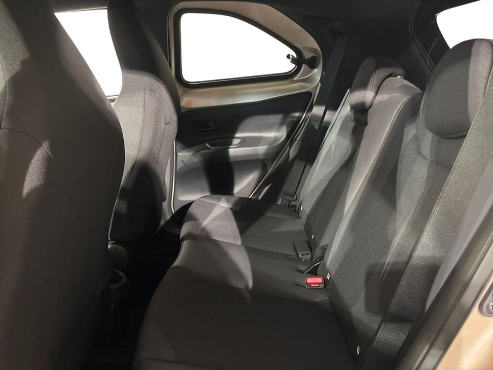 Toyota Aygo X nuova a Lecco (11)