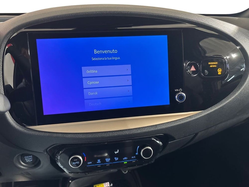 Toyota Aygo X nuova a Lecco (13)