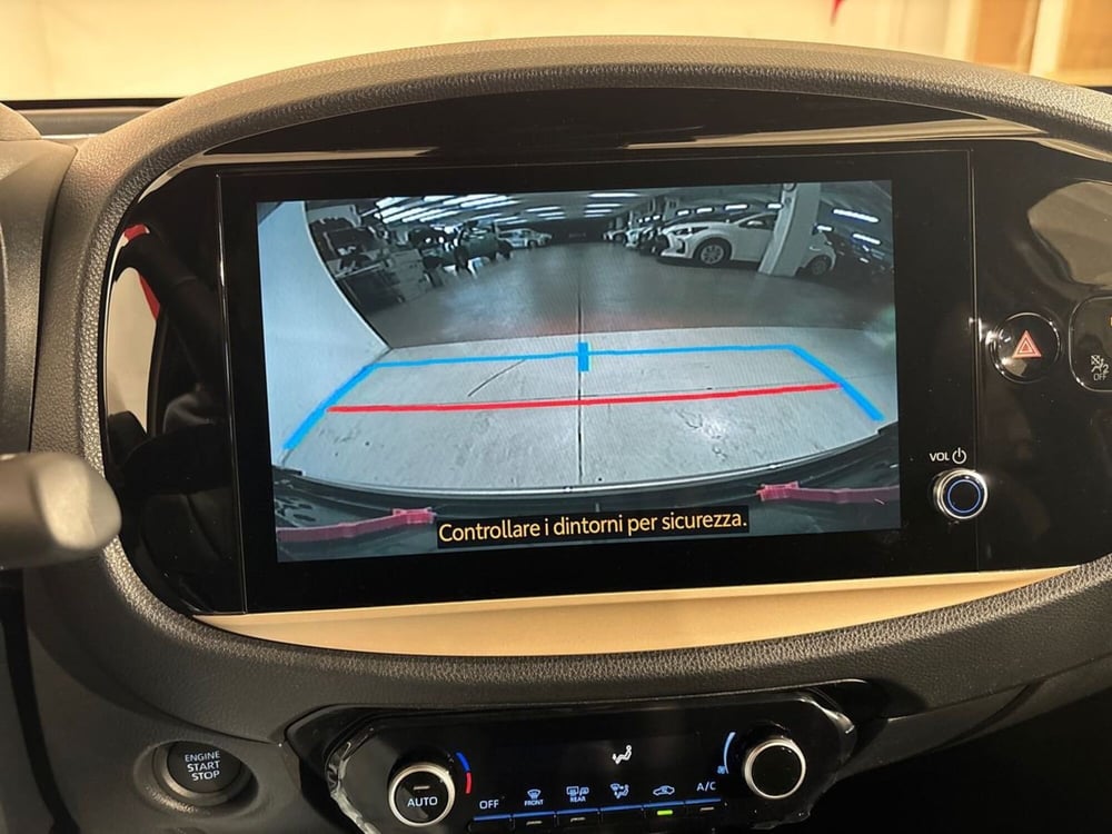 Toyota Aygo X nuova a Lecco (15)