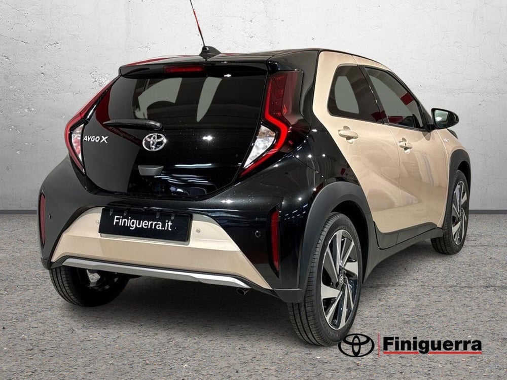 Toyota Aygo X nuova a Lecco (4)