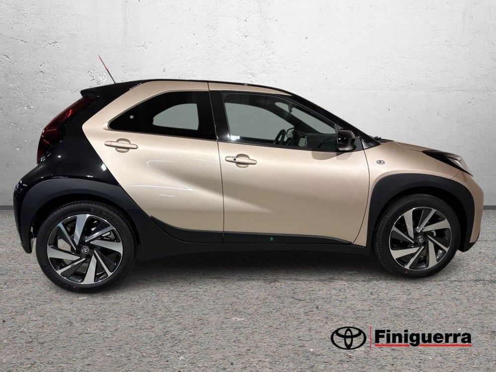 Toyota Aygo X nuova a Lecco (5)