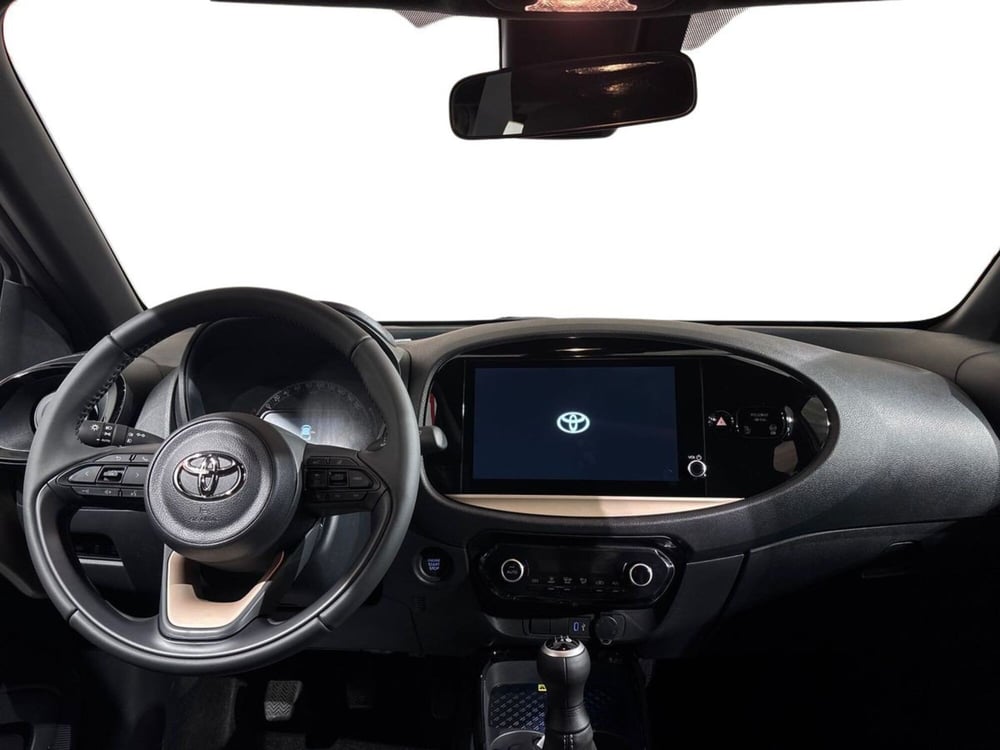 Toyota Aygo X nuova a Lecco (8)