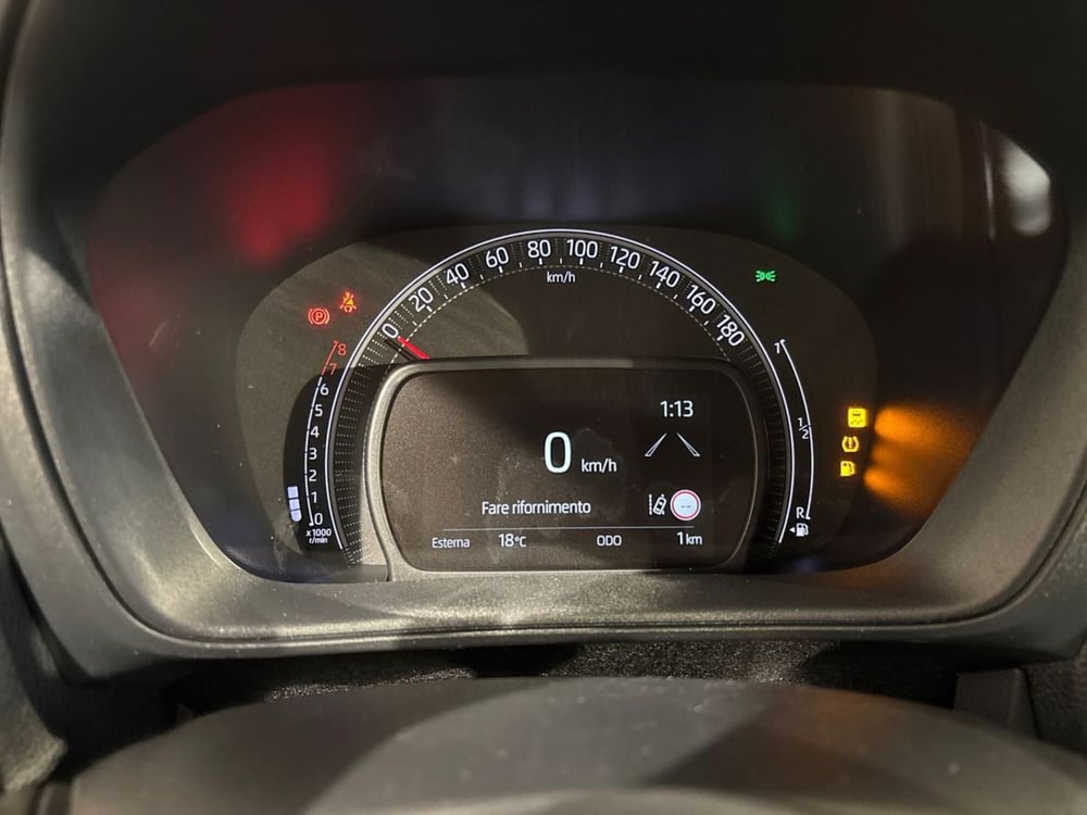 Toyota Aygo X nuova a Lecco (9)