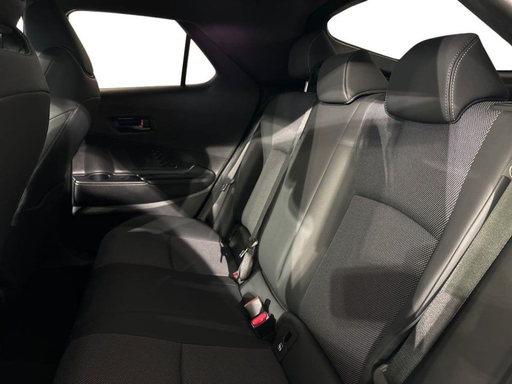 Toyota Toyota C-HR nuova a Lecco (16)