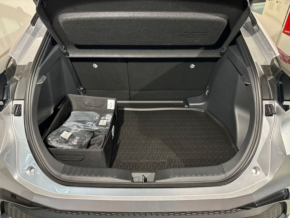 Toyota Toyota C-HR nuova a Lecco (8)