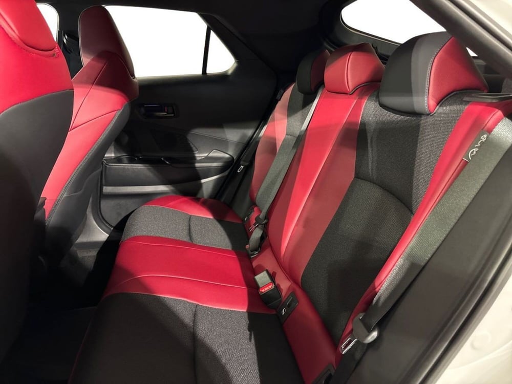 Toyota Toyota C-HR nuova a Lecco (11)