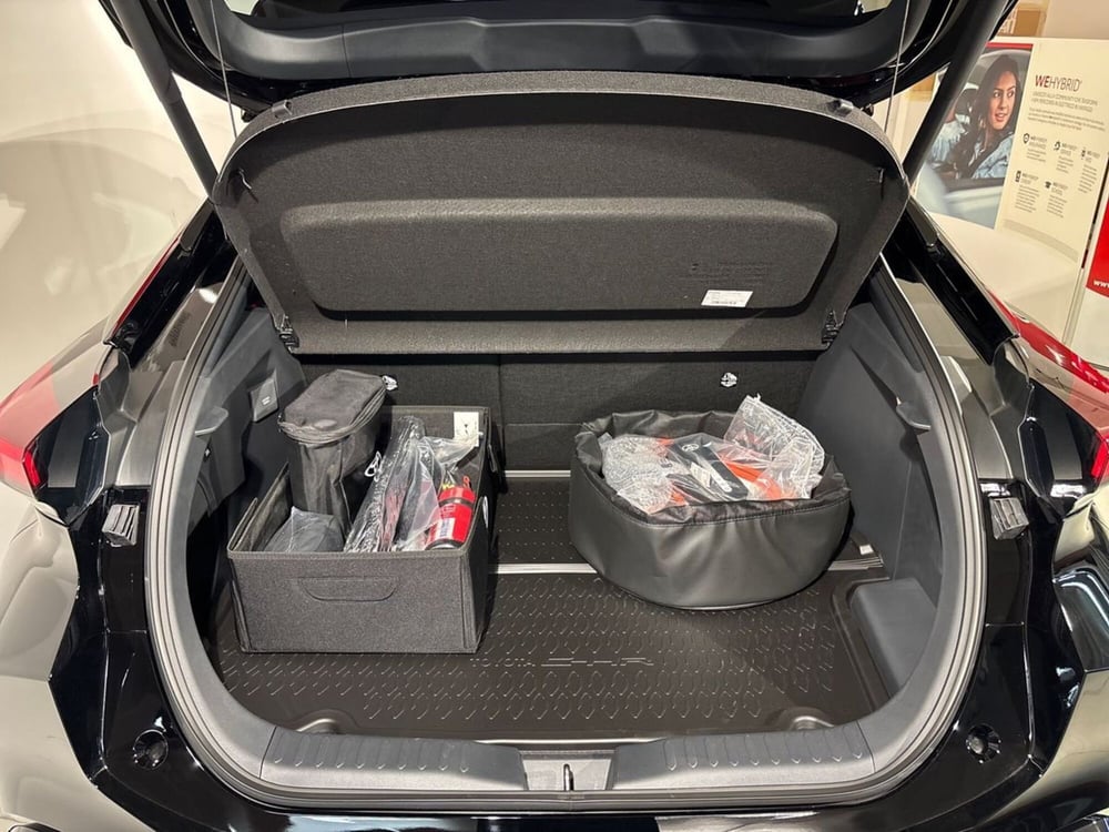 Toyota Toyota C-HR nuova a Lecco (12)