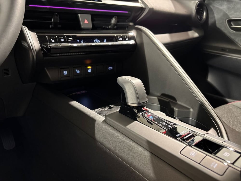 Toyota Toyota C-HR nuova a Lecco (14)