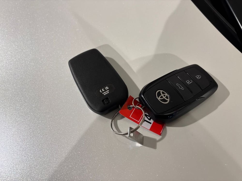 Toyota Toyota C-HR nuova a Lecco (17)