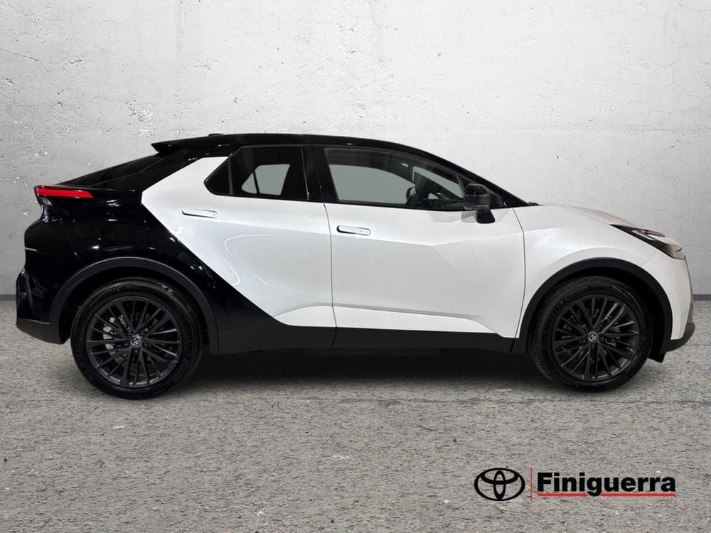 Toyota Toyota C-HR nuova a Lecco (5)