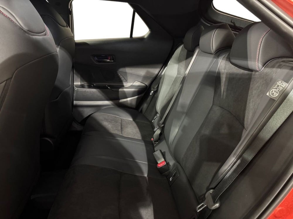 Toyota Toyota C-HR nuova a Lecco (11)