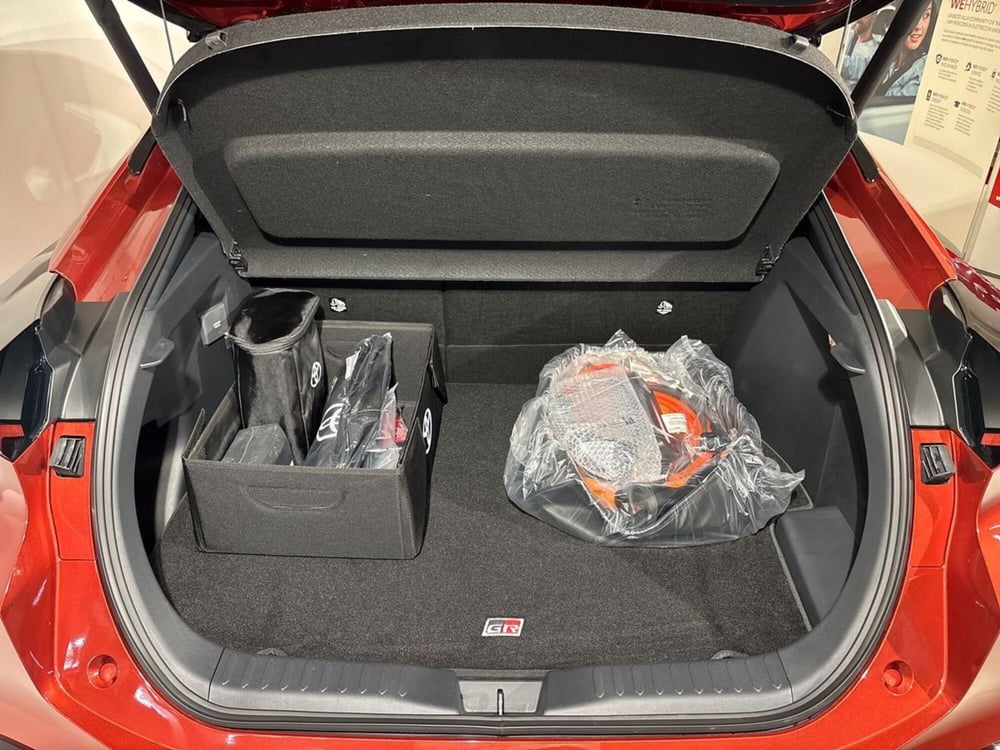 Toyota Toyota C-HR nuova a Lecco (12)