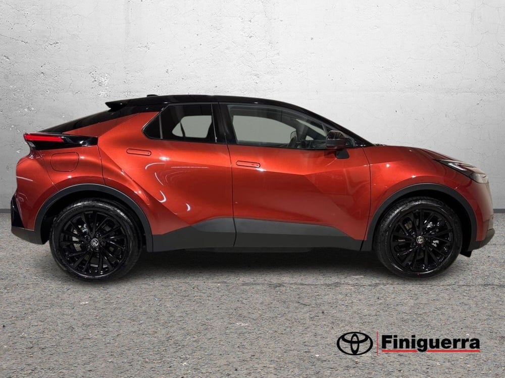 Toyota Toyota C-HR nuova a Lecco (5)