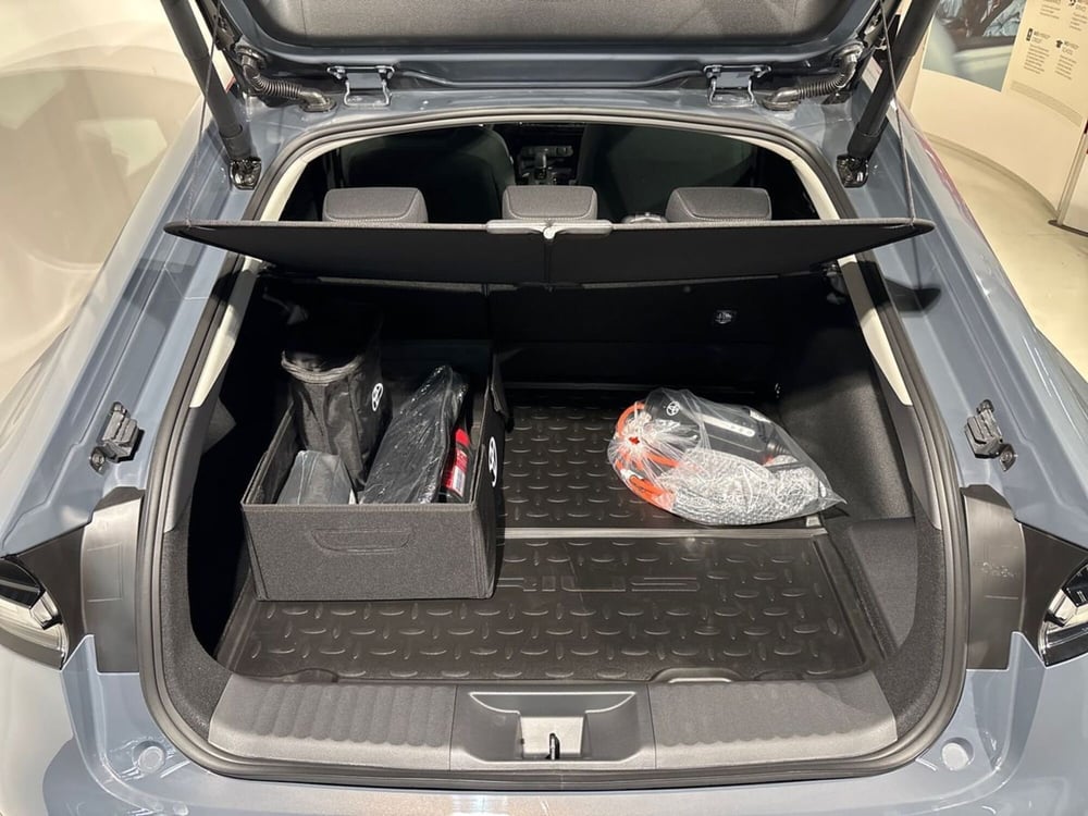 Toyota Prius nuova a Lecco (12)