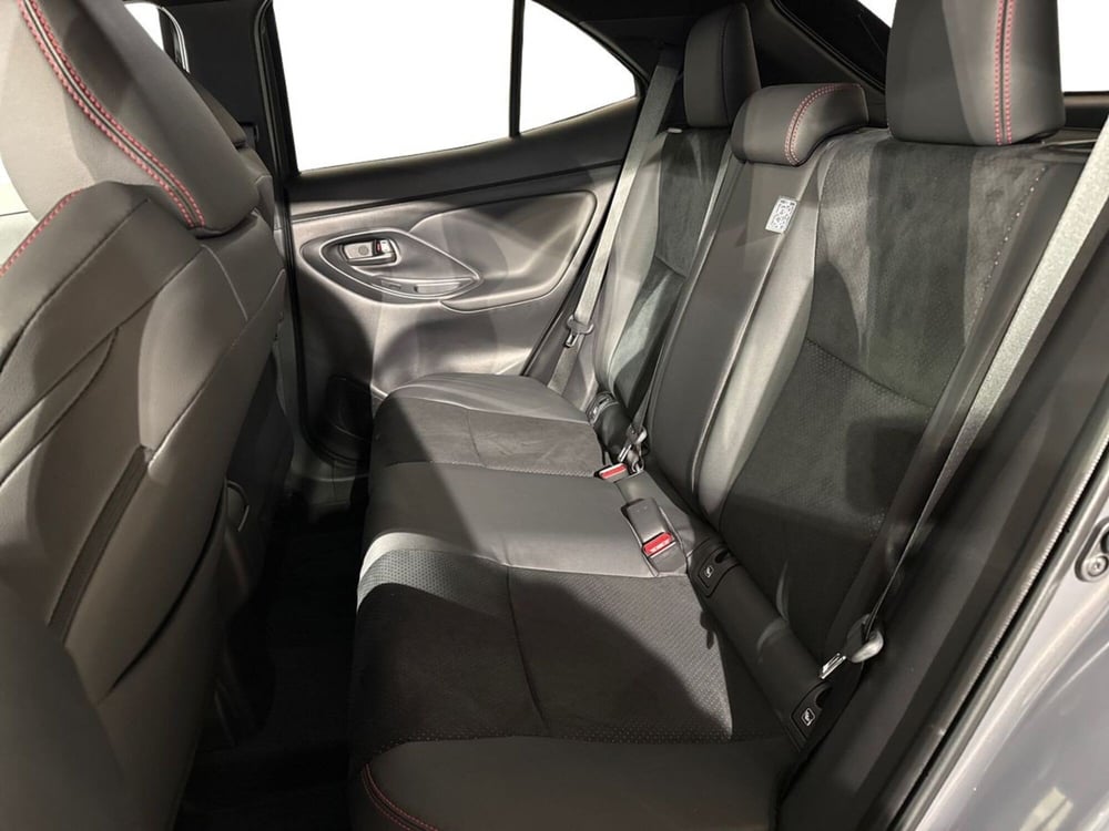 Toyota Yaris Cross nuova a Lecco (10)