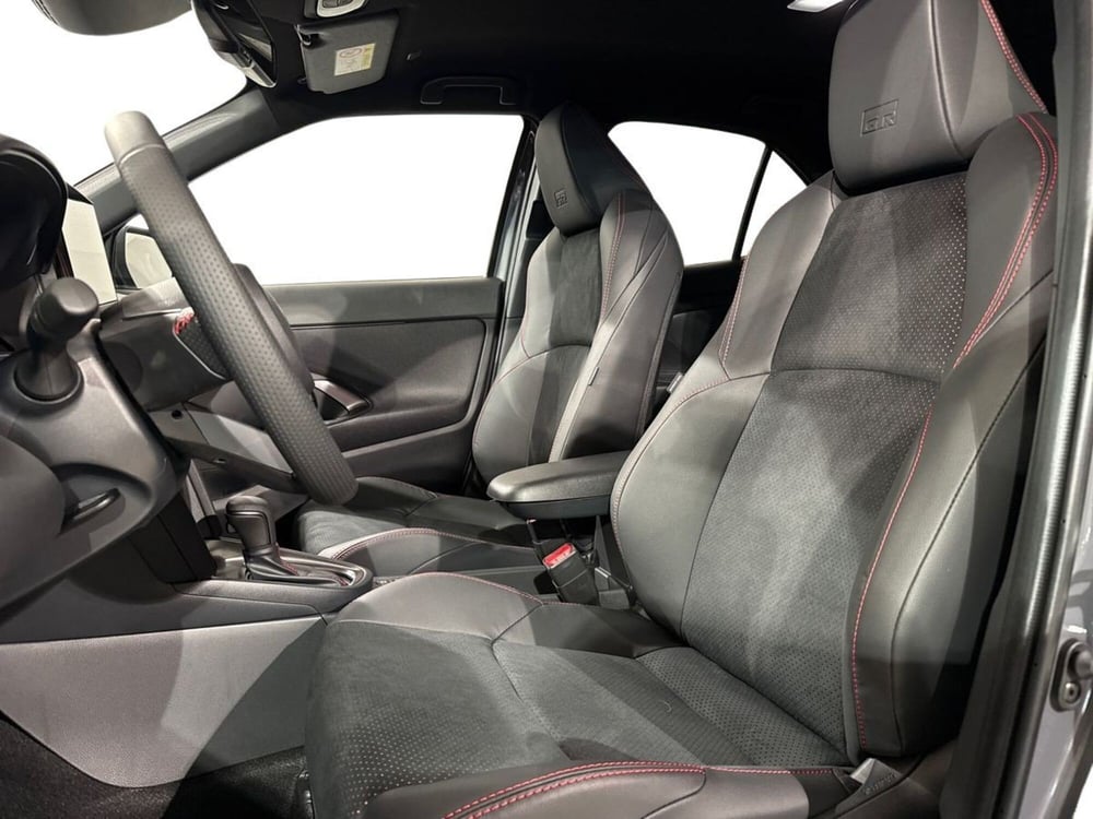 Toyota Yaris Cross nuova a Lecco (9)