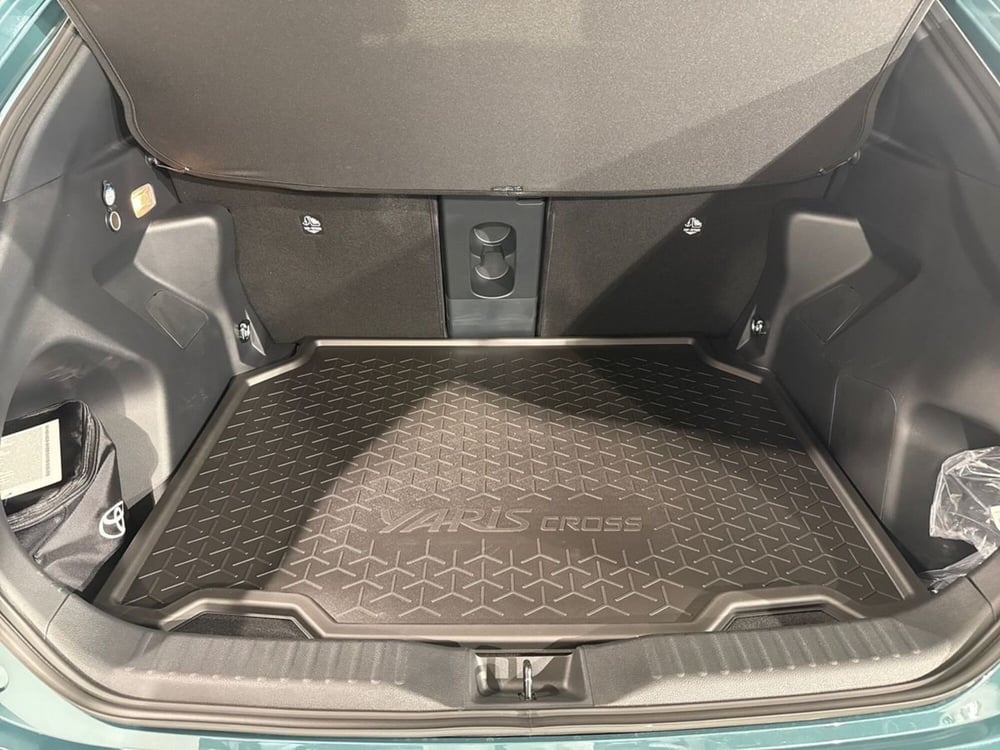 Toyota Yaris Cross nuova a Lecco (12)