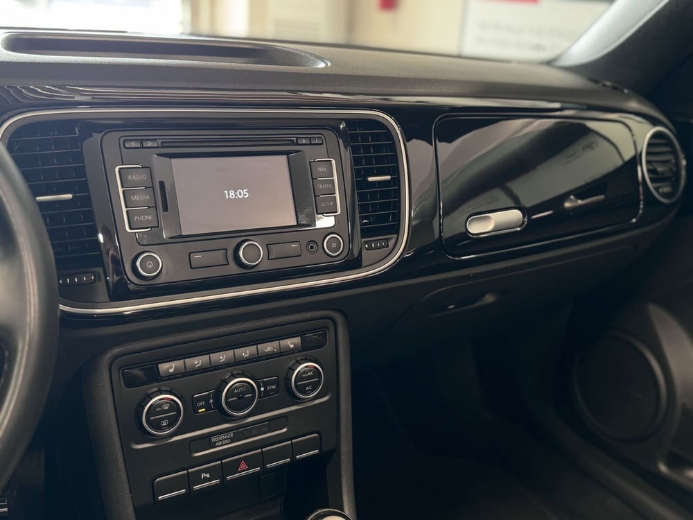 Volkswagen Maggiolino Cabrio usata a Brescia (10)