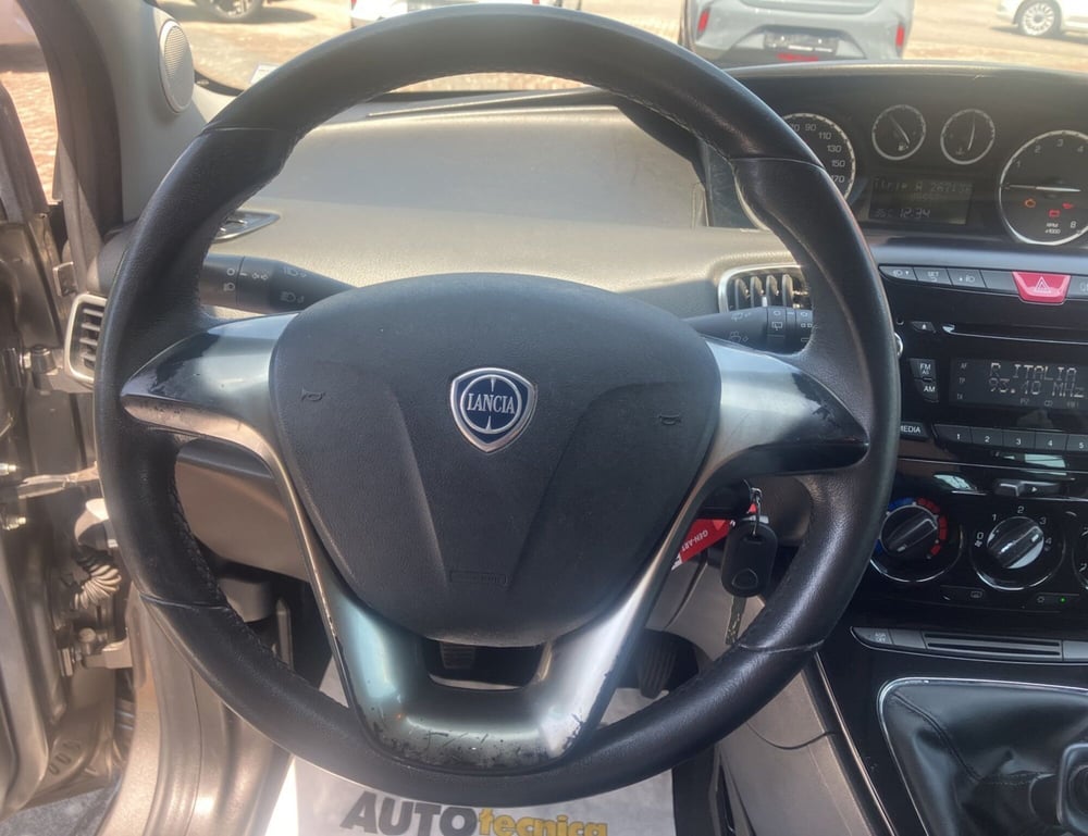 Lancia Ypsilon usata a Lucca (15)