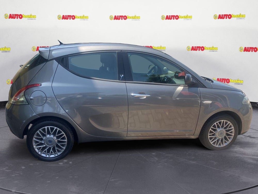 Lancia Ypsilon usata a Lucca (2)