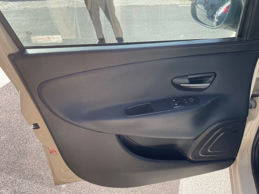 Lancia Ypsilon usata a Lucca (10)