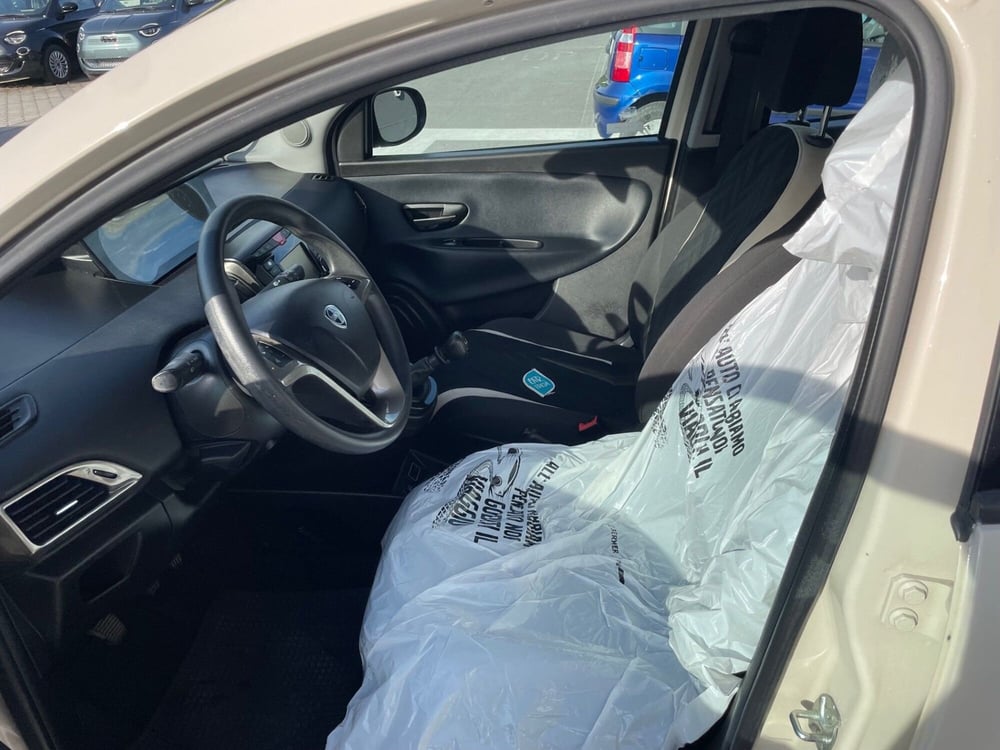 Lancia Ypsilon usata a Lucca (11)