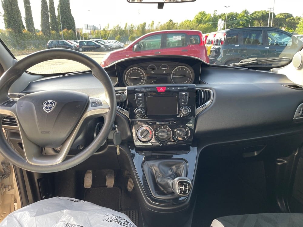 Lancia Ypsilon usata a Lucca (12)