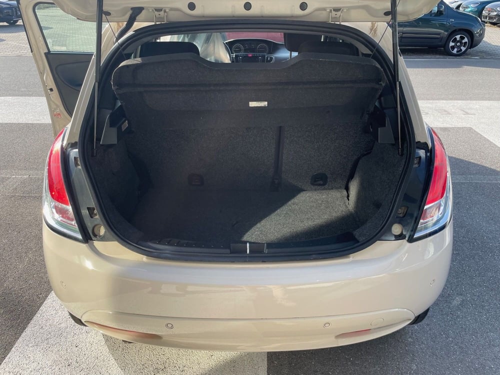 Lancia Ypsilon usata a Lucca (13)
