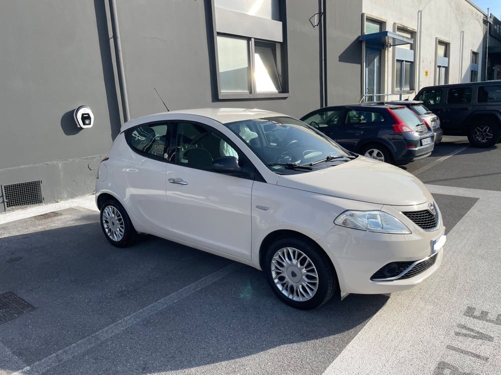 Lancia Ypsilon usata a Lucca (3)