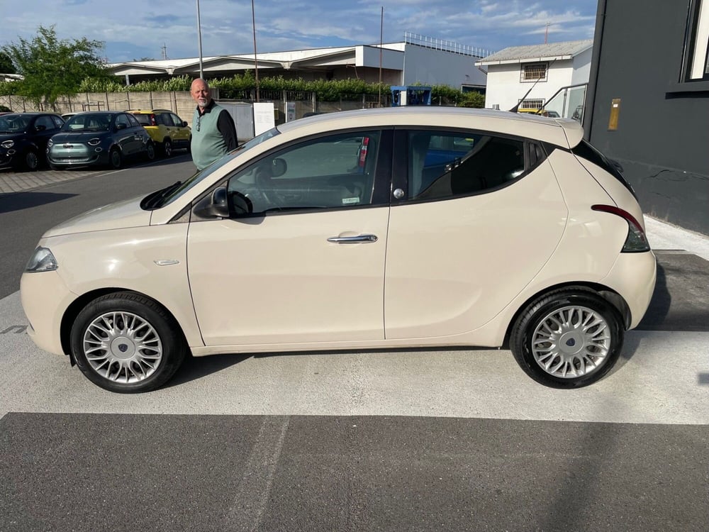 Lancia Ypsilon usata a Lucca (8)
