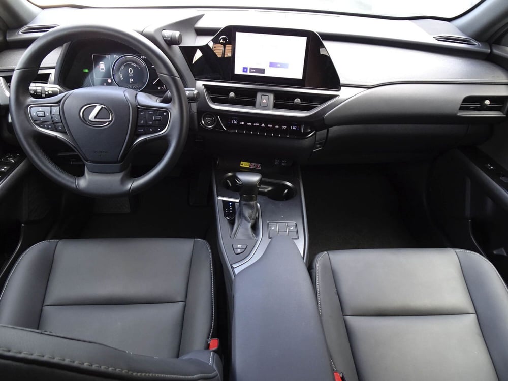 Lexus UX usata a Treviso (11)