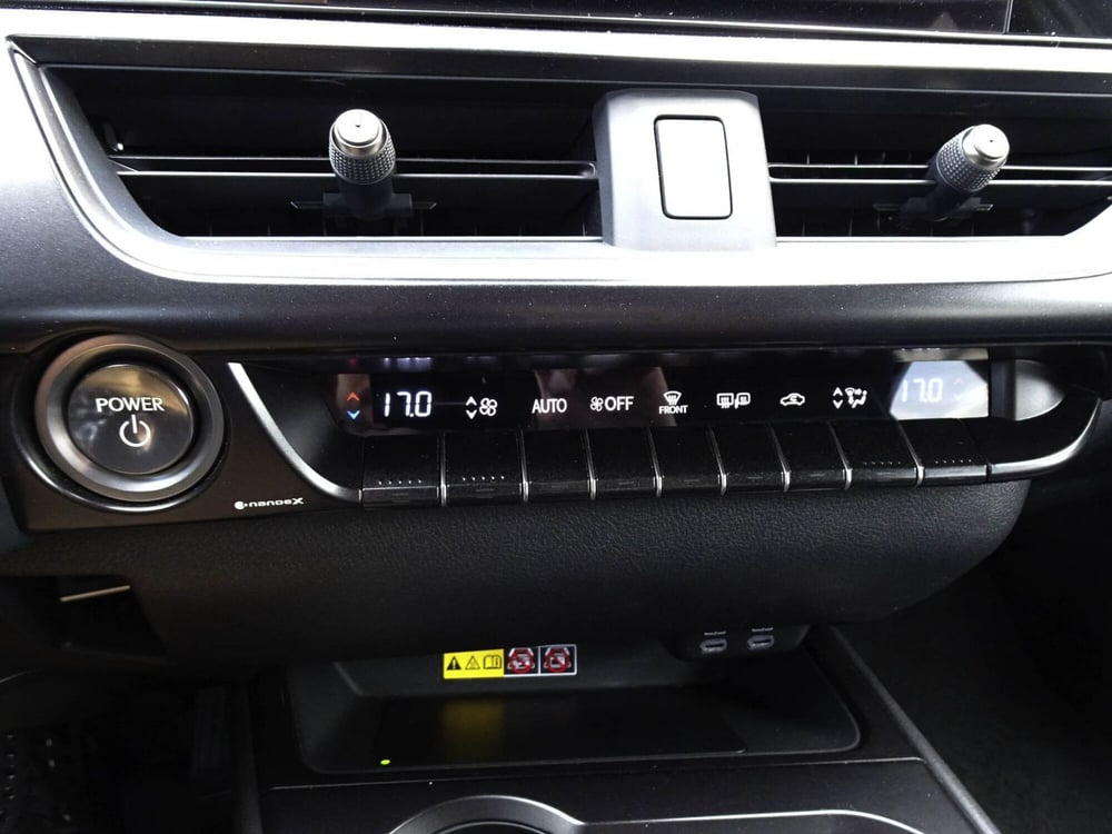 Lexus UX usata a Treviso (18)