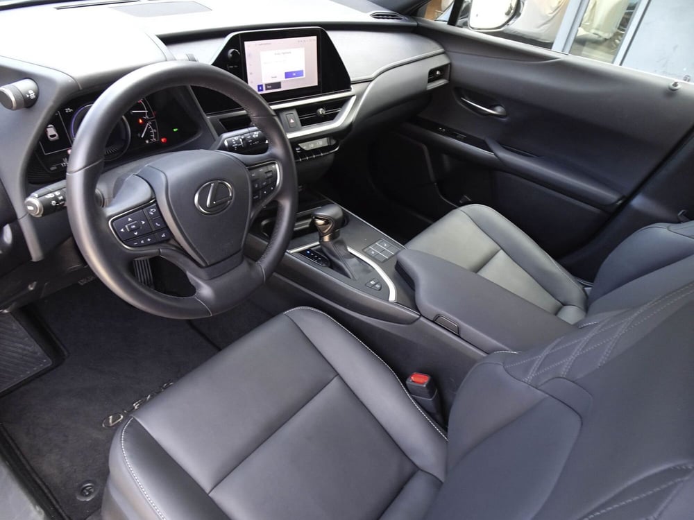 Lexus UX usata a Treviso (8)