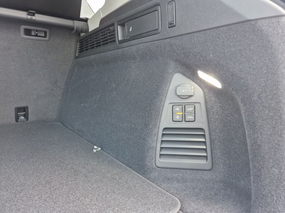 Volkswagen Touareg nuova a Frosinone (14)