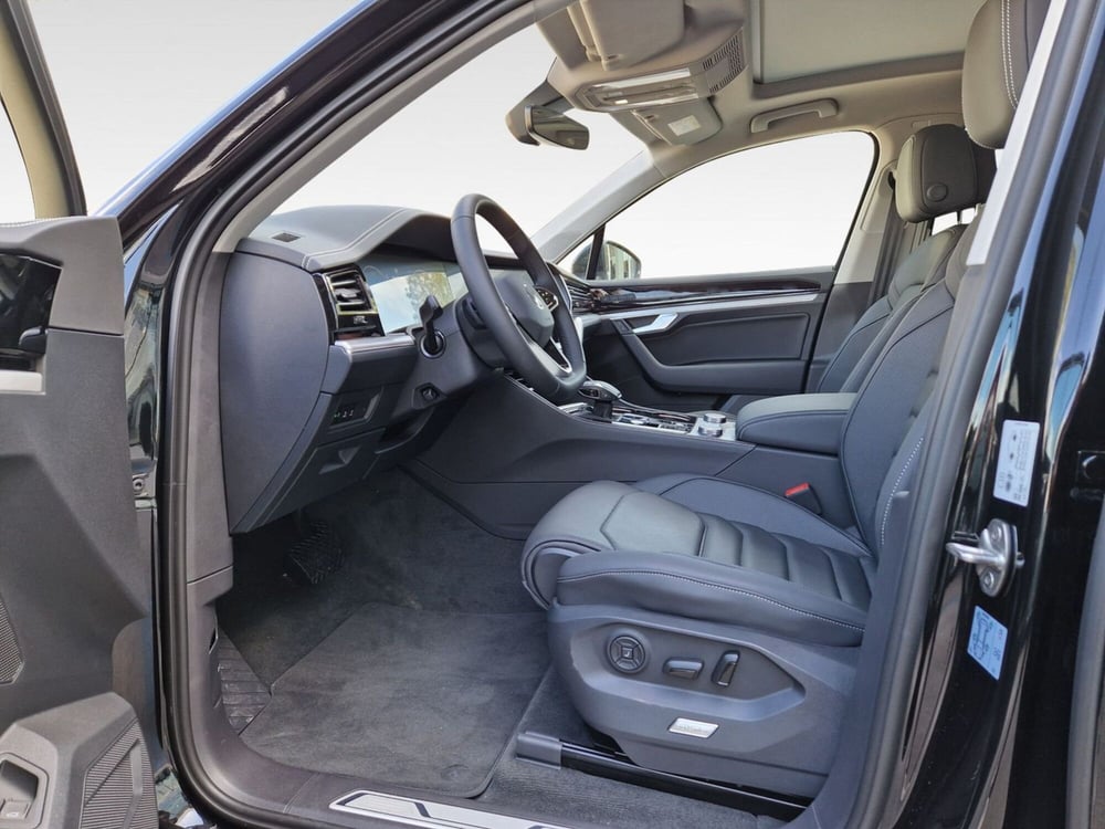 Volkswagen Touareg nuova a Frosinone (8)