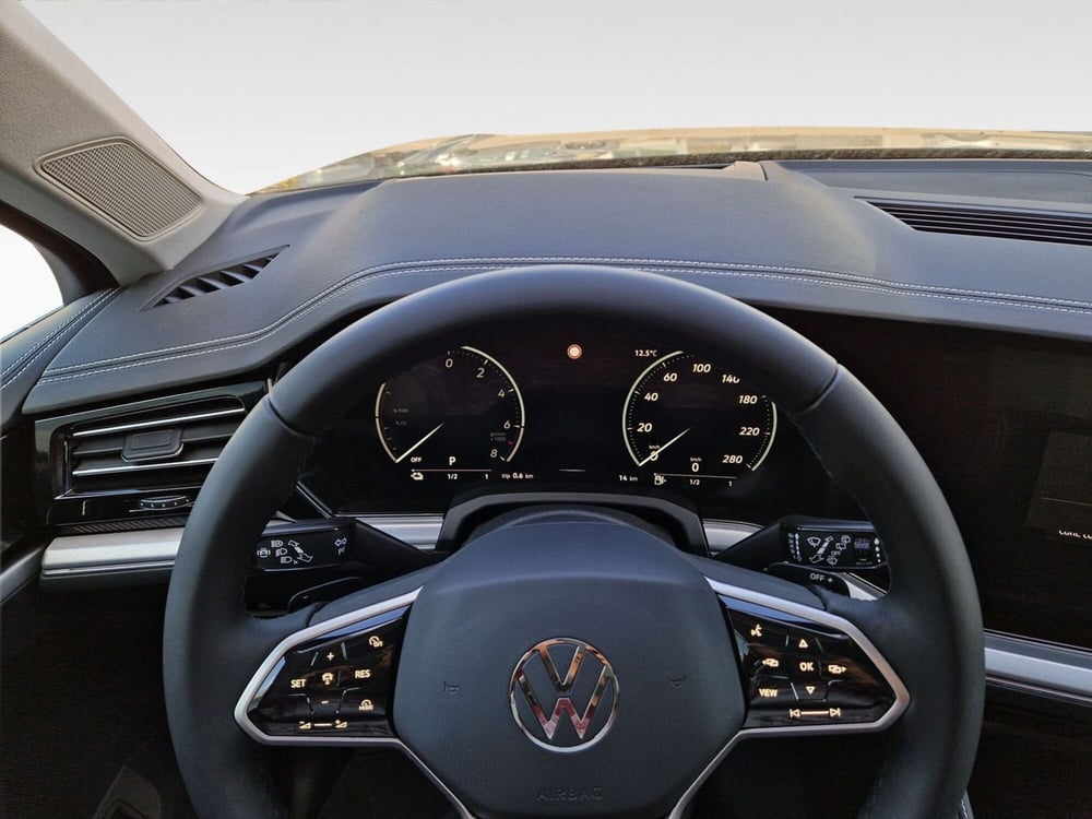 Volkswagen Touareg nuova a Frosinone (9)