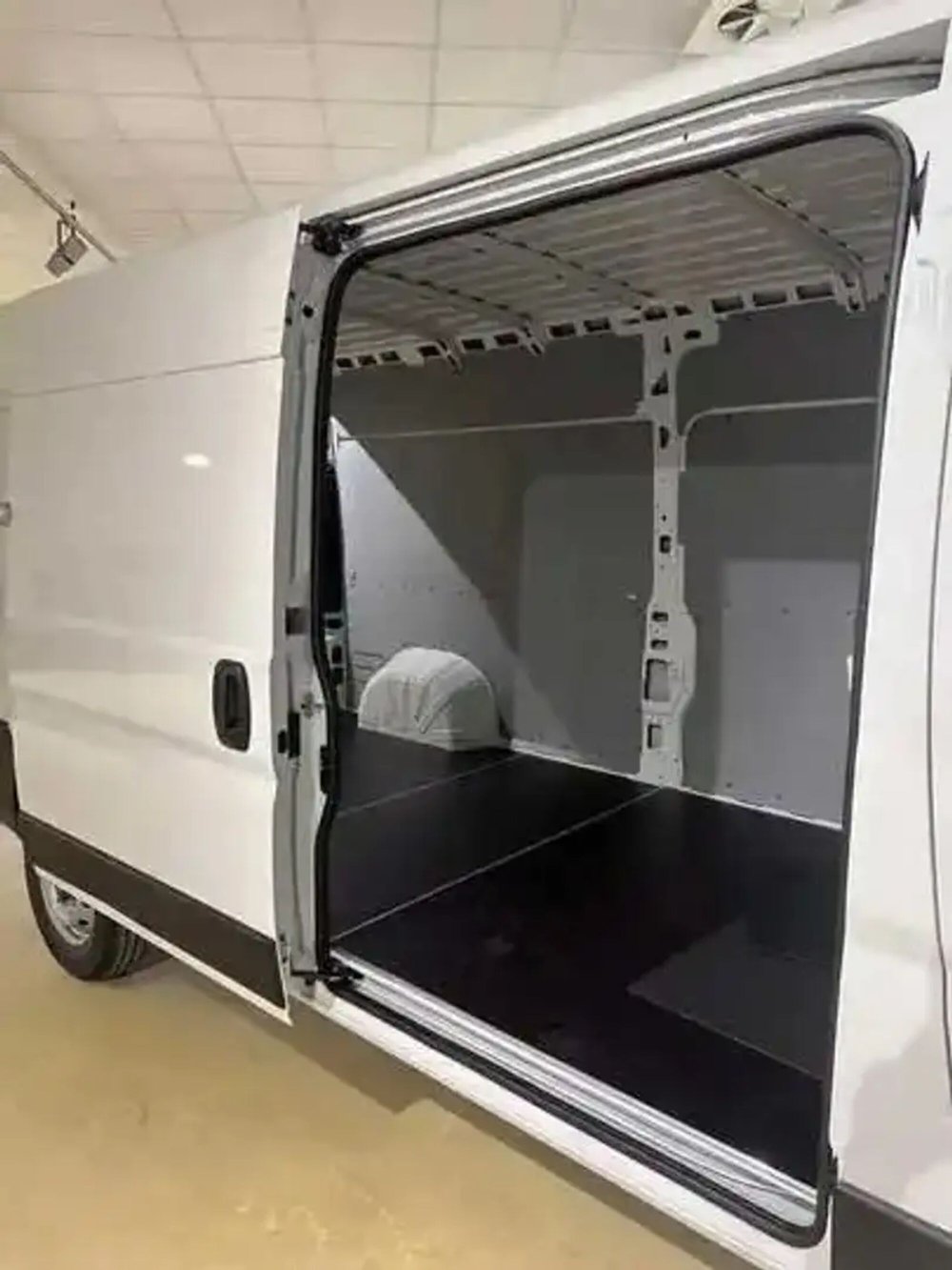 Fiat Ducato Furgone Vetrato nuova a Milano (6)
