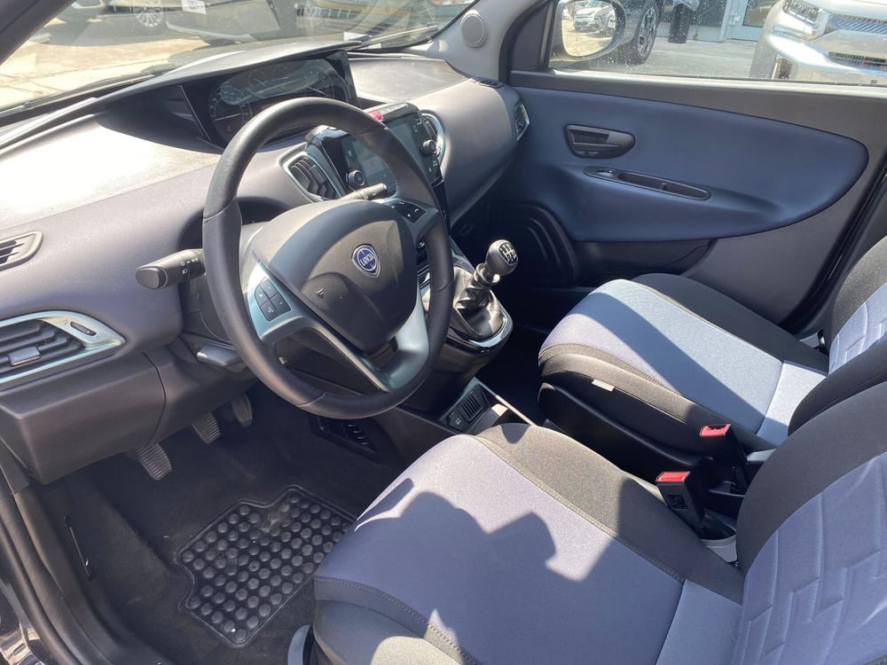 Lancia Ypsilon usata a Milano (10)