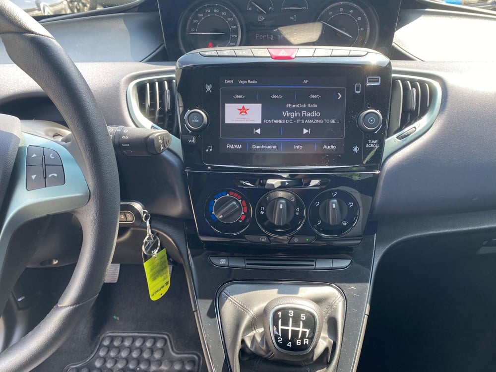 Lancia Ypsilon usata a Milano (16)