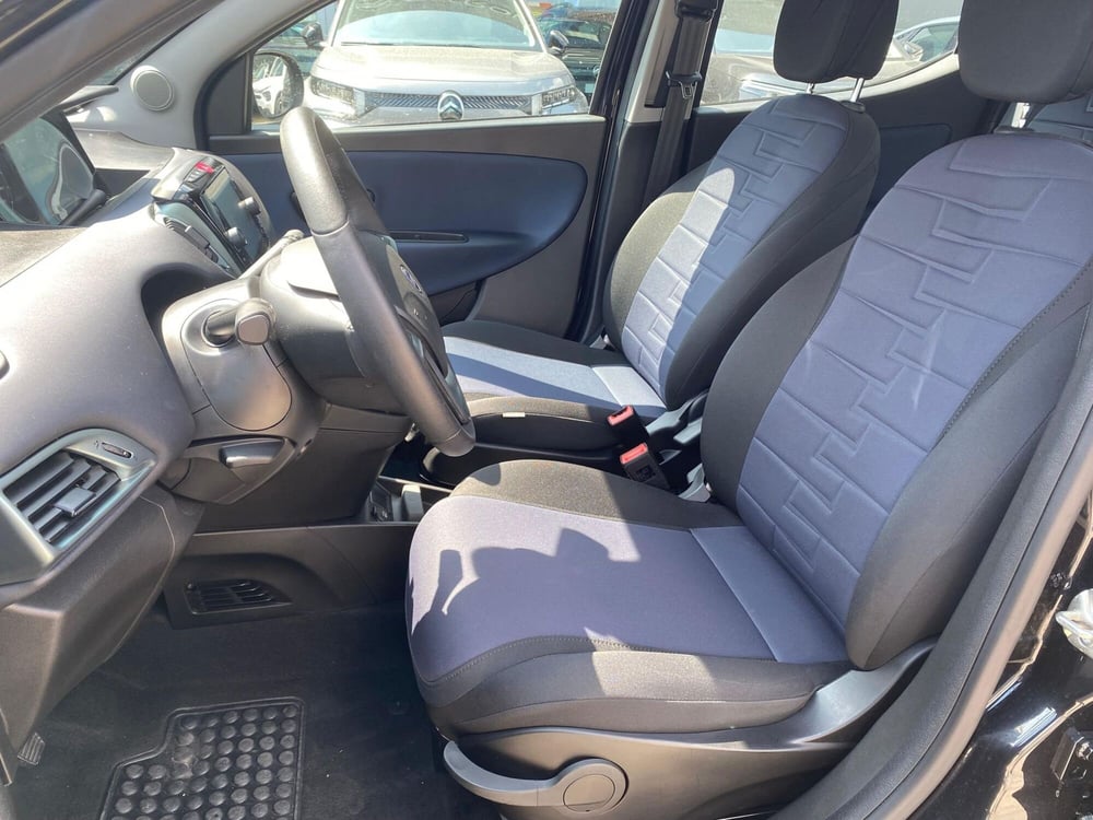 Lancia Ypsilon usata a Milano (9)