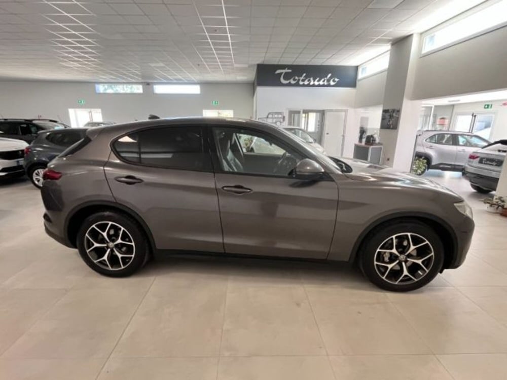 Alfa Romeo Stelvio usata a Oristano (7)
