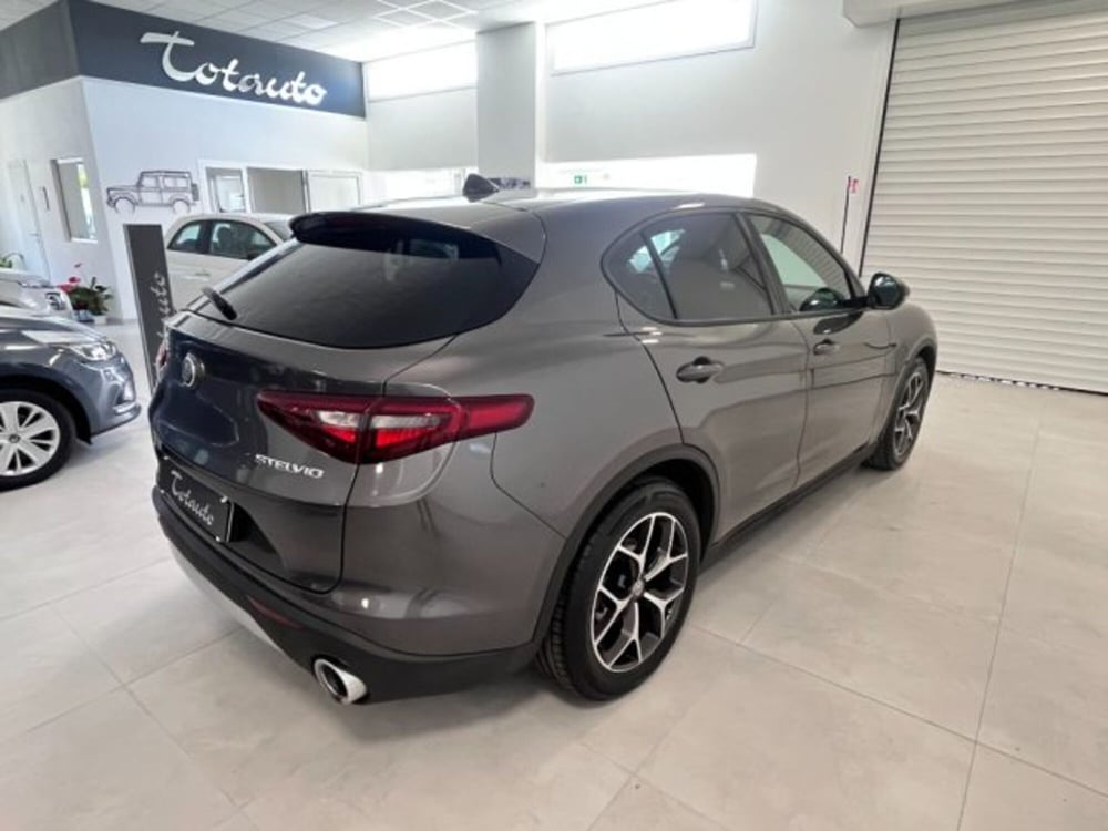 Alfa Romeo Stelvio usata a Oristano (8)