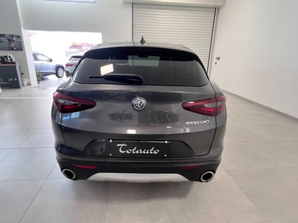Alfa Romeo Stelvio usata a Oristano (9)