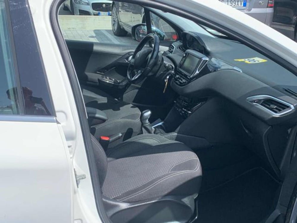 Peugeot 208 nuova a Lucca (9)