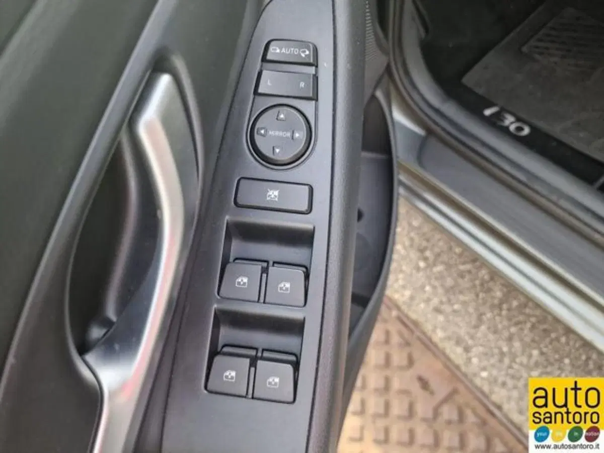 Hyundai i30 Station Wagon nuova a Salerno (5)
