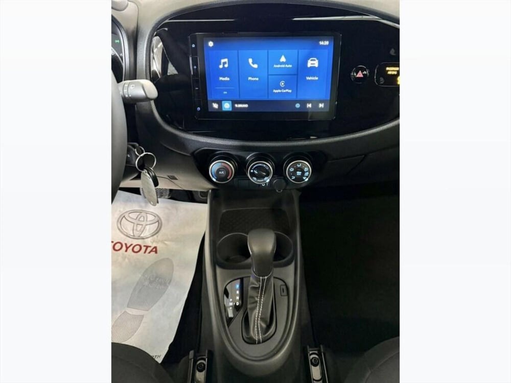 Toyota Aygo X nuova a Monza e Brianza (12)