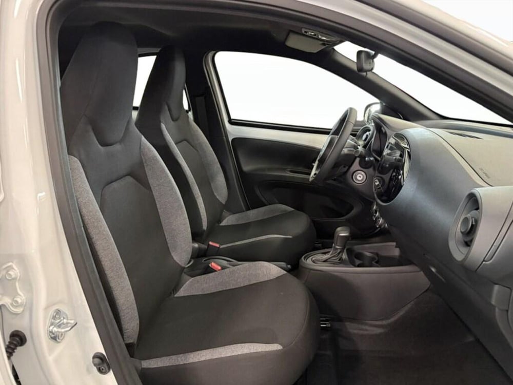 Toyota Aygo X nuova a Monza e Brianza (9)