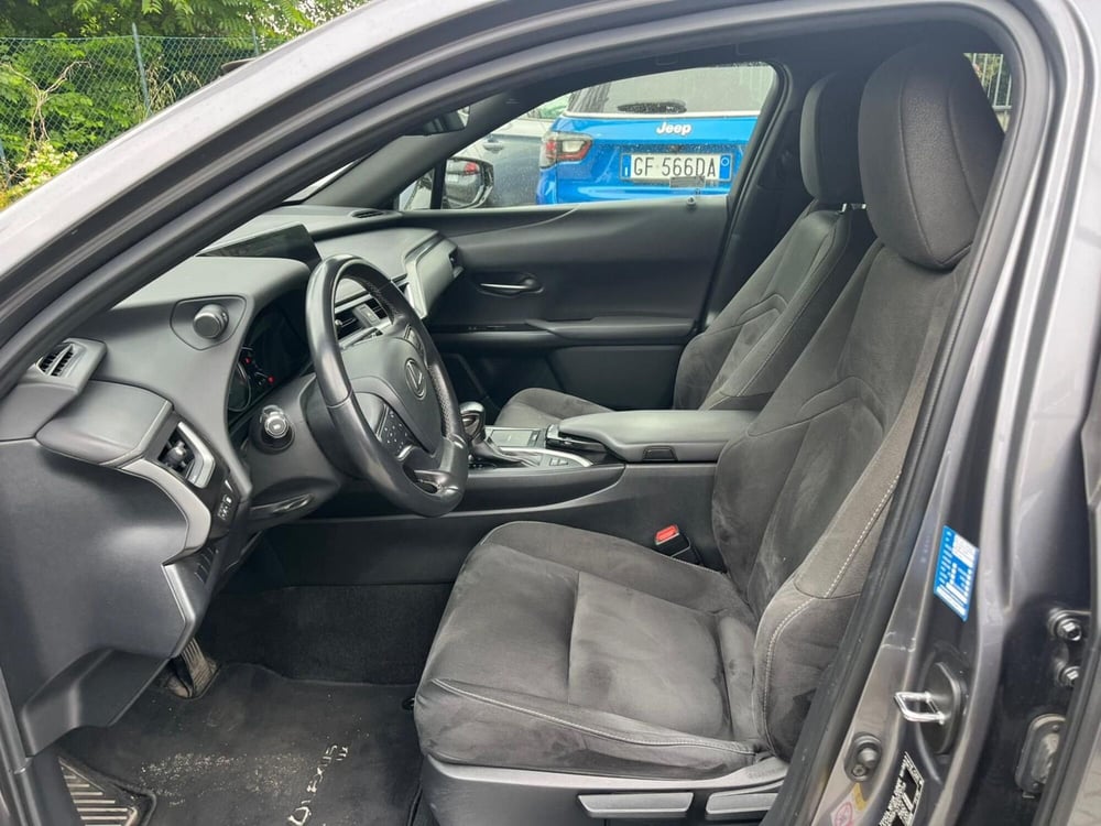 Lexus UX usata a Milano (11)
