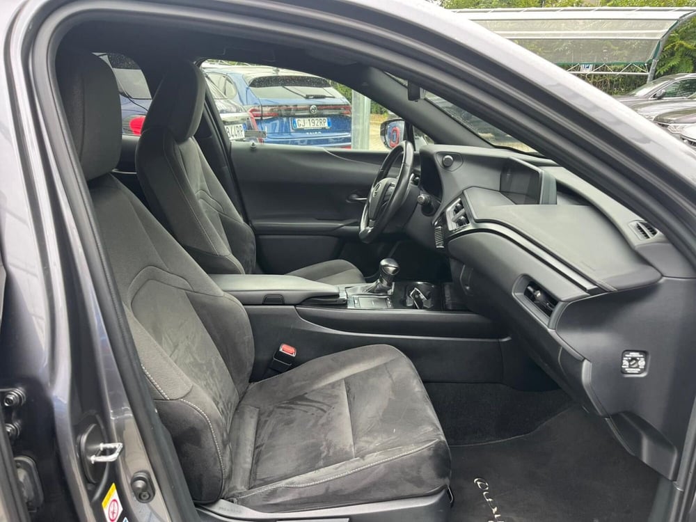 Lexus UX usata a Milano (12)